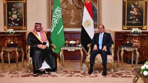 ولي العهد السعودي يستقبل الرئيس السيسي لدى وصوله إلى جدة