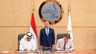 يضم 100 سيارة.. وزير الصناعة يشهد توقيع عقد ترخيص شركة جرين فالي لخدمات السيارات الكهربائية