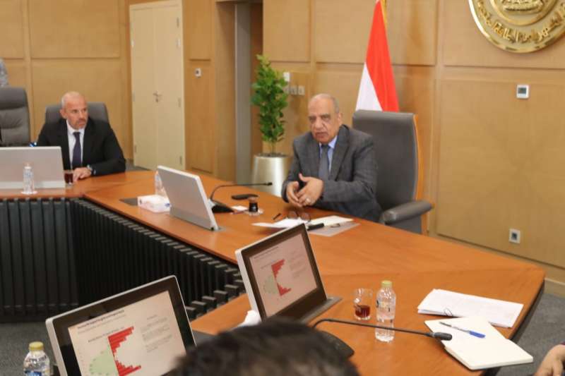 وزير الكهرباء خلال اللقاء
