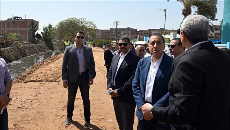 رئيس الوزراء يتفقد سير العمل بمشروع رصف طريق طنطا بسيون