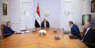 الرئيس السيسي يوجه بمواصلة تطوير الخدمات الملاحية والبحرية بقناة السويس