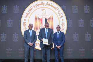 وزير الاستثمار يسلم 6 رخص ذهبية جديدة لعدد من المشروعات الاستراتيجية| تعرف عليها