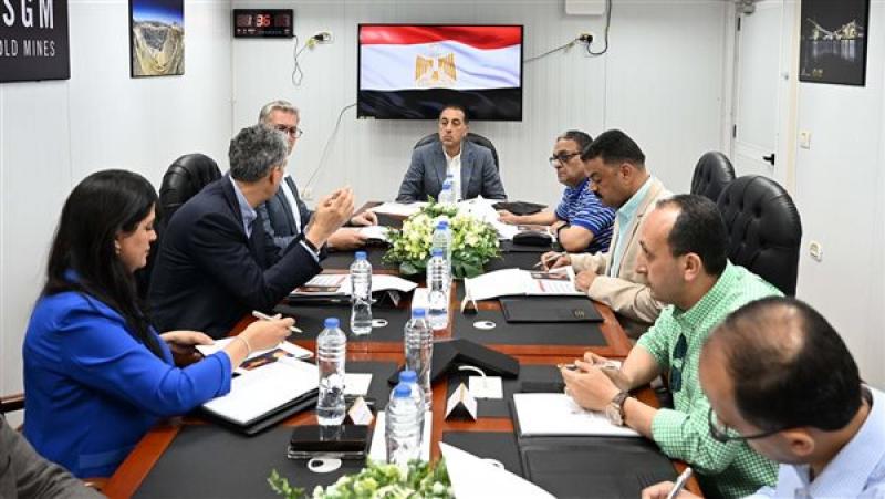 رئيس الوزراء خلال الاجتماع
