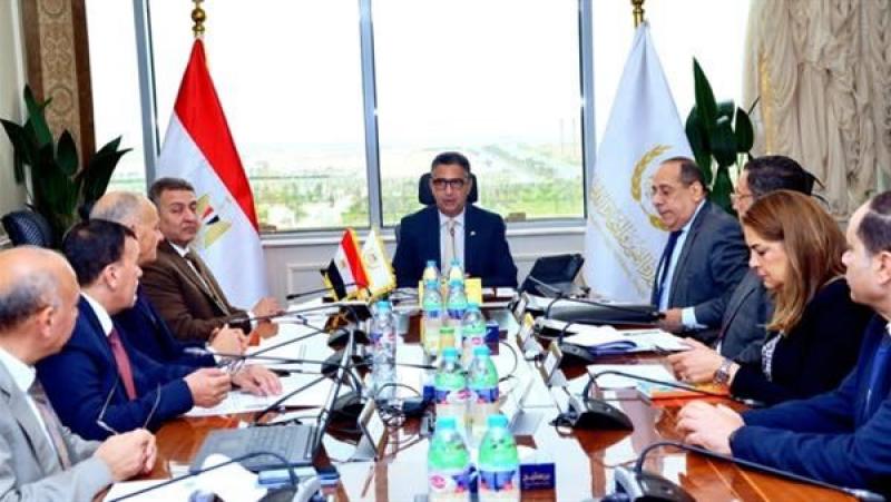 وزير التموين خلال الاجتماع