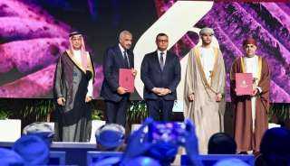 وزير الإسكان يصل إلى مسقط ويُشارك في افتتاح معرض ومؤتمر عُمان العقارى