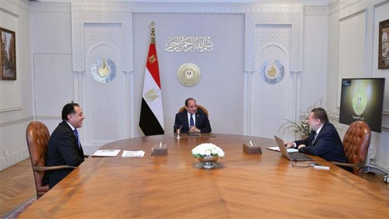 الرئيس السيسي مع رئيس الوزراء ومحافظ البنك المركزي