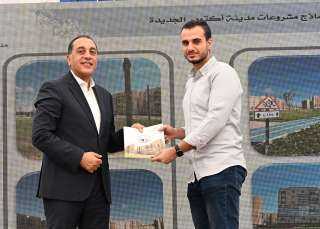 رئيس الوزراء يسلم عددًا من عقود الوحدات ضمن ”سكن لكل المصرين” بأكتوبر الجديدة| صور