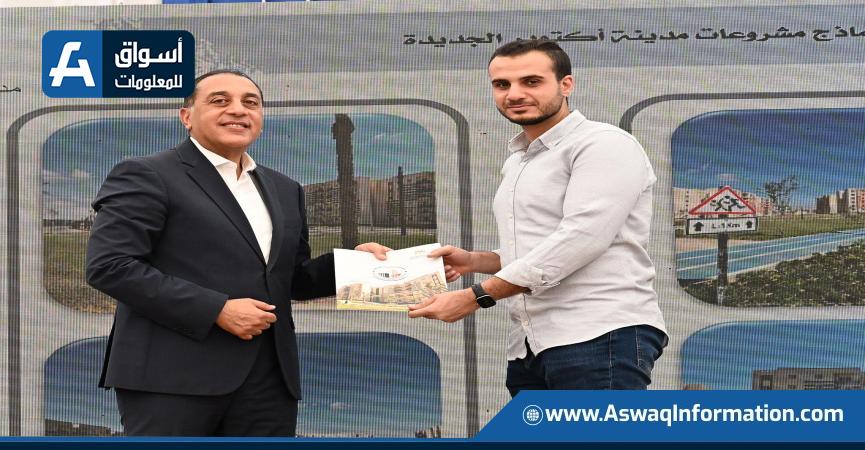 رئيس الوزراء يسلم أحد العقود