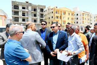 وزير الإسكان يتفقد أعمال الطرق والمحاور بالعاصمة الإدارية والقاهرة الجديدة
