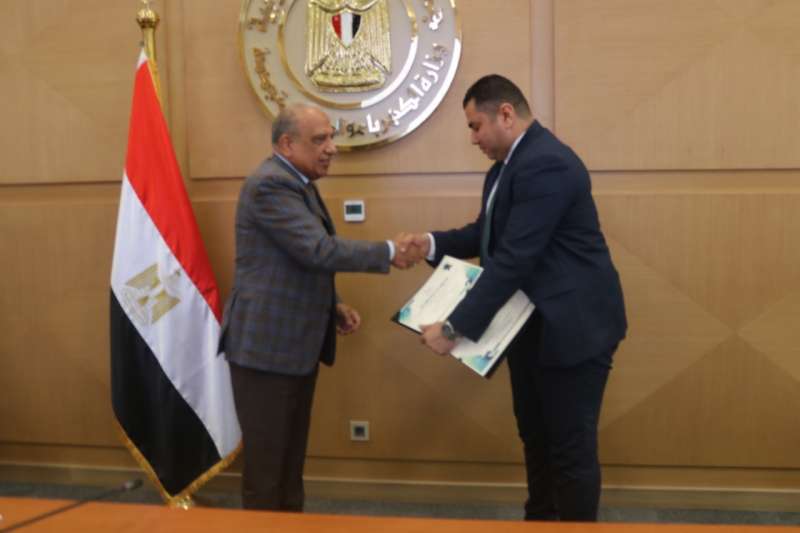 جانب من تسليم الشهادات