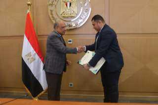 وزير الكهرباء يسلّم شهادات تأهيل 4 مشروعات لإنتاج الطاقة المتجددة وبيعها للمستهلكين