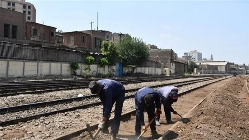 عمال السكة الحديد يواصلون العمل خلال الإجازة 