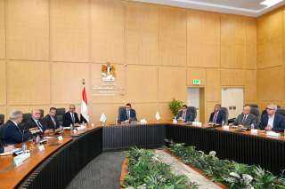وزير الإسكان يتابع مشروعات ”حياة كريمة” وموقف توطين الصناعة