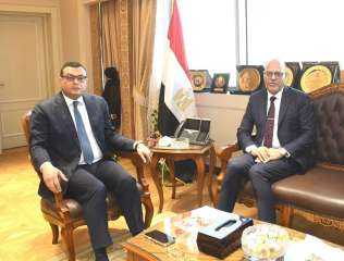 وزيرا الإسكان والعمل يناقشان التعاون في مجال تدريب العمالة
