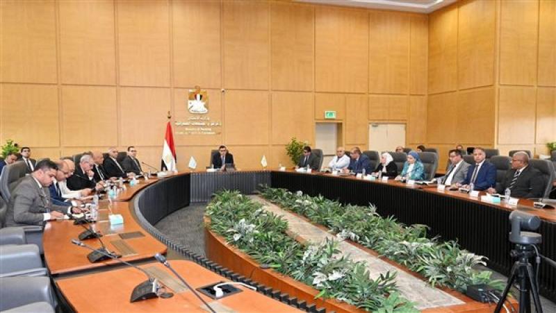 وزير الإسكان خلال الاجتماع