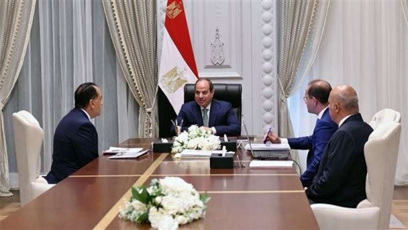 الرئيس السيسي مع رئيس الوزراء ووزير المالية