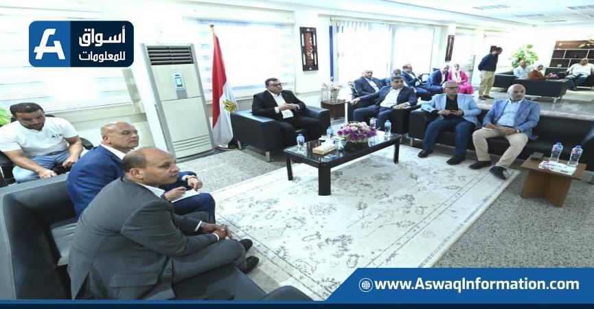 وزير الإسكان يتفقد المركز التكنولوجي لخدمة المواطنين بجهاز مدينة بدر