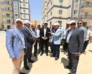 وزير الإسكان يتفقد أعمال تطوير المحاور والطرق الرئيسية ومشروعا سكنيا فى بدر