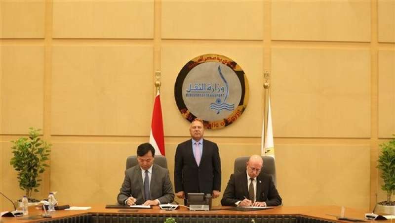 وزير النقل خلال التوقيع