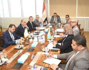 وزير الإسكان يتابع المشروعات التنموية المنفذة بالسويس الجديدة