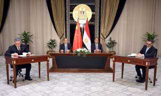 رئيس الوزراء ورئيس مجلس الدولة الصيني يشهدان توقيع وثائق لتعزيز التعاون