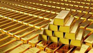 تعافي الدولار يدفع أسعار الذهب عالميًا إلى الانخفاض بنسبة 0.5%
