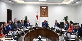 رئيس الوزراء يناقش الفرص الاستثمارية الجاري التفاوض بشأنها مع عدد من دول الخليج