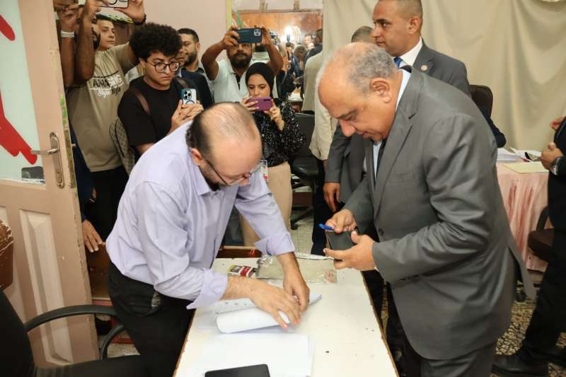 وزير الكهرباء يدلي بصوته
