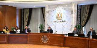 لدعم الصادرات.. وزير الصناعة يستعرض تقريرًا حول الخطة التنفيذية لآلية تعديل حدود الكربون