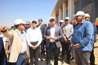 وزير الإسكان ومحافظ القاهرة يتفقدان مشروع ”حدائق تلال الفسطاط”