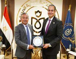 رئيس مصرف أبوظبي الإسلامي مصر يبحث سبل التعاون مع هيئة الرعاية الصحية