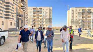 وزير الإسكان يتابع سير العمل بالمشروعات الخدمية والبنية الأساسية بمدينة السويس الجديدة
