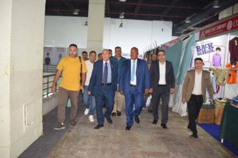 رئيس غرفة القاهرة يتفقد معرض أهلًا مدارس