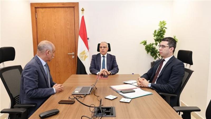 وزير الري خلال متابعة أعمال تطوير السد العالي