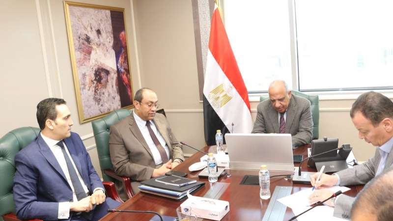 وزير الكهرباء خلال اللقاء