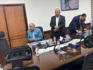 وزير الكهرباء يتفقد غرفة عمليات المراقبة ومركز خدمات عملاء الشيخ زايد بشركة القناة