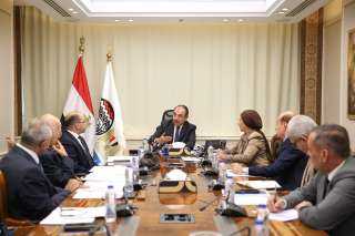 ”شيمي” يتابع تنفيذ آلاف الوحدات السكنية والتجارية بالإسكندرية وأسوان.. ومشروعات سياحية بالساحل الشمالي والعين السخنة