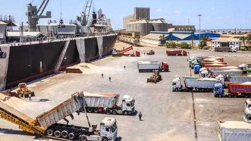 تضم ذرة وقمح وعدس.. ميناء دمياط يستقبل 61357 طنًا من البضائع تضم ذرة وقمح وعدس.. ميناء دمياط يستقبل 61357 طنًا من البضائع