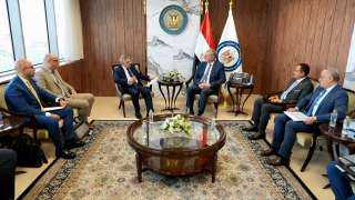 وزير البترول ورئيس هيئة قناة السويس يناقشان تنفيذ محطة لتسييل وتخزين الغاز الطبيعي في بورسعيد