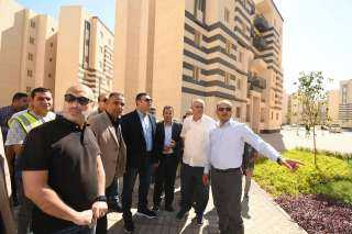 وزير الإسكان يتفقد تنفيذ وحدات ”سكن لكل المصريين” بالعاشر من رمضان