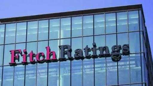 فيتش تحذر: عبء الديون الأمريكية يتجاوز أقرانها من ذوي التصنيف المماثل
