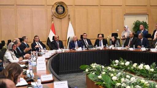 وزير الصناعة يُوجه بدراسة إجراء تعديل تشريعي يتعلق باستخراج تراخيص البناء لمزارع الدواجن
