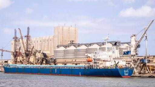 ميناء دمياط يستقبل 63 ألف طن من القمح الأوكراني لصالح القطاع العام ميناء دمياط يستقبل 63 ألف طن من القمح الأوكراني لصالح القطاع العام