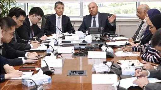 وزير الصناعة يبحث مع السفير الصيني تعزيز الاستثمارات المستقبلية