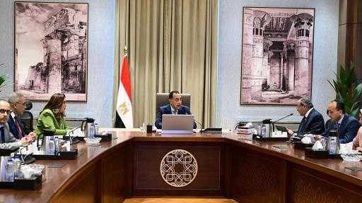 رئيس الوزراء يُوجه بتشكيل لجنة لبحث العروض الاستثمارية من الشركات ببورسعيد رئيس الوزراء يُوجه بتشكيل لجنة لبحث العروض الاستثمارية من الشركات ببورسعيد