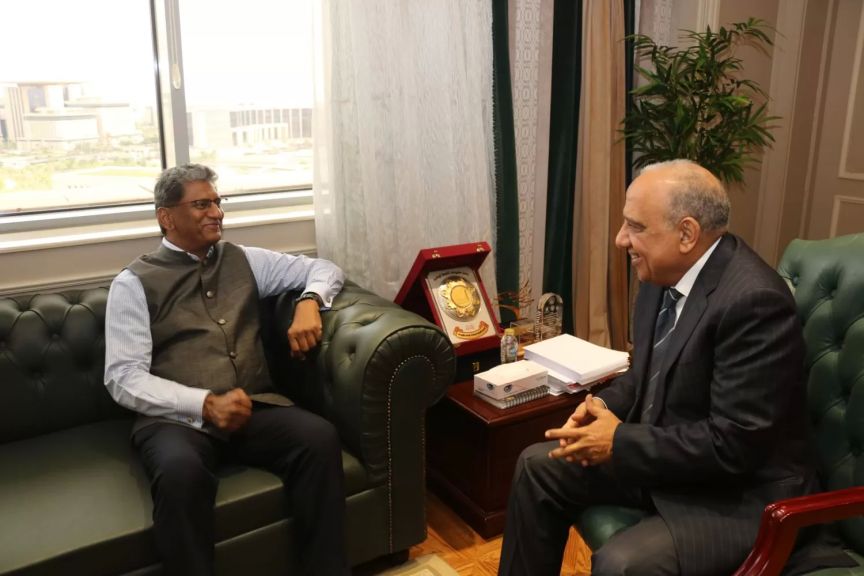 وزير الكهرباء خلال اللقاء