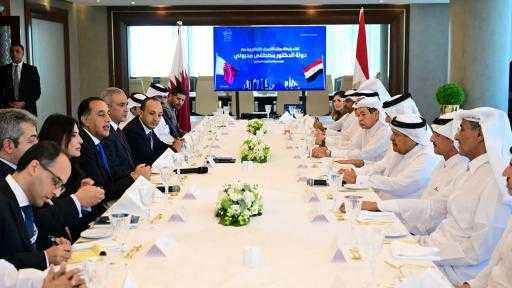 رئيس الوزراء يدعو رجال الأعمال القطريين لزيادة حجم استثماراتهم في مصر