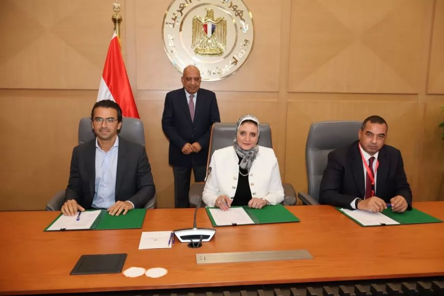 جانب من التوقيع