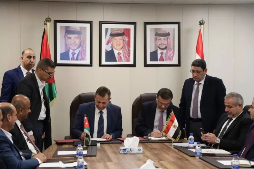 توقيع محضر أعمال اللجنة