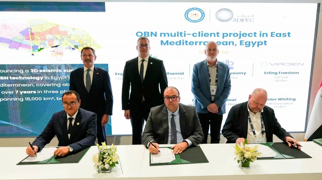 جانب من التوقيع